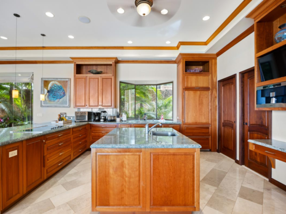 Luxury Beachfront Condo in Flamingo