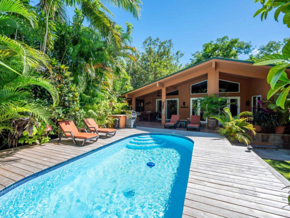 Family Home Retreat in Palm Beach Estates Playa Grande