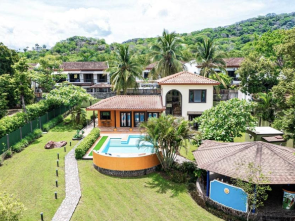 Private 2-Story Home Villa Flamboyan at La Josefina