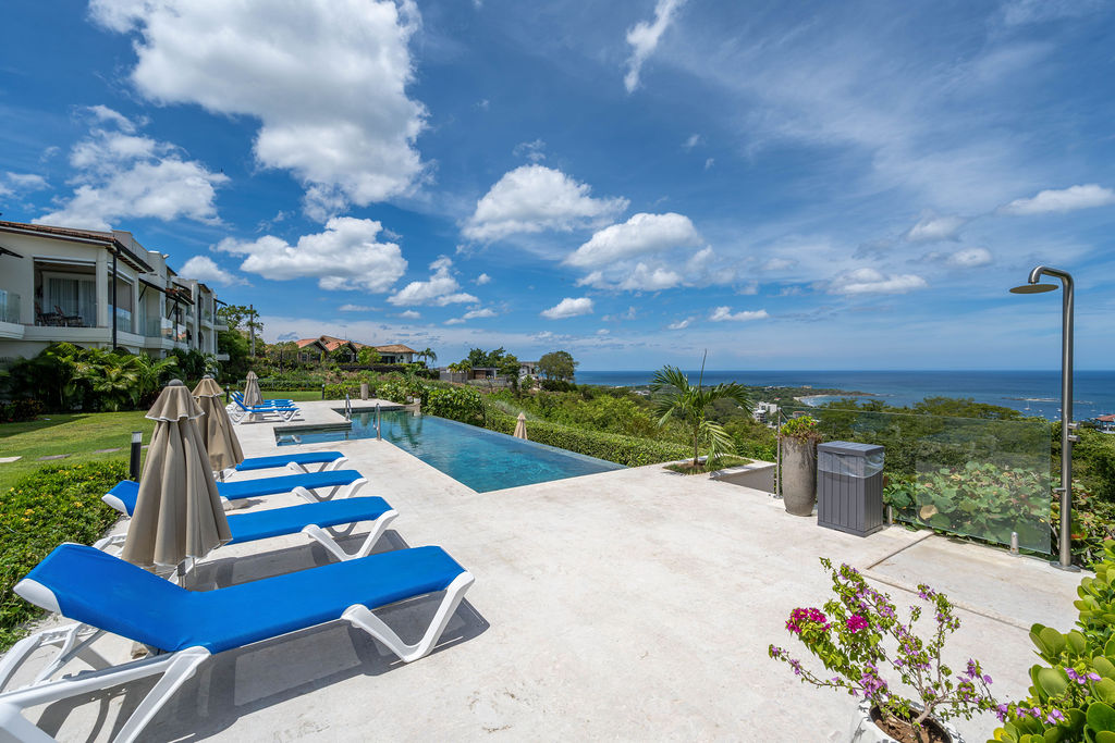 Piscina B-6 La Vista a La Vista B6: A Fully Customized Ocean-View Condo in Tamarindo