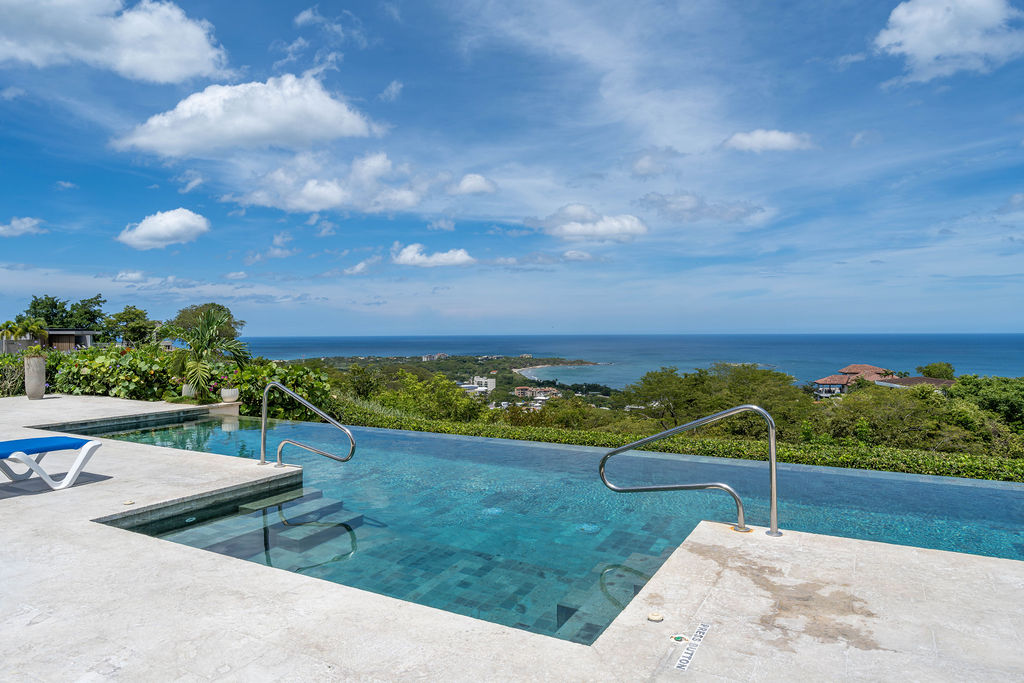 Piscina B-6 La Vista b La Vista B6: A Fully Customized Ocean-View Condo in Tamarindo