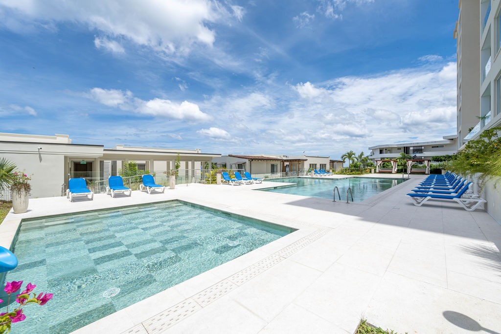 Piscina B-6 La Vista c La Vista B6: A Fully Customized Ocean-View Condo in Tamarindo