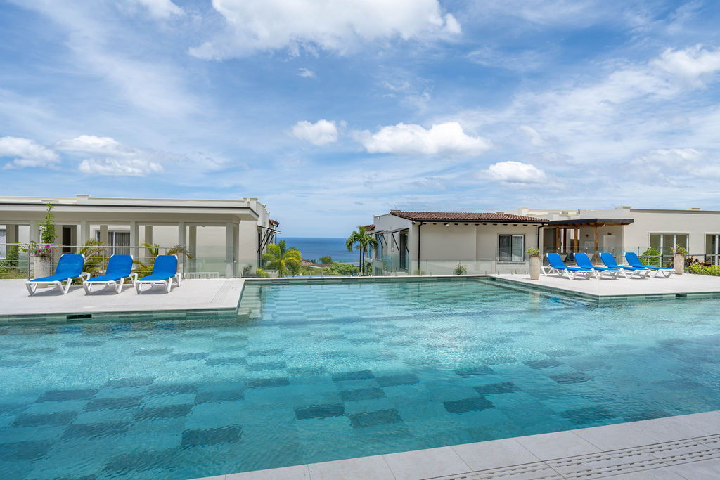 Piscina B-6 La Vista d La Vista B6: A Fully Customized Ocean-View Condo in Tamarindo