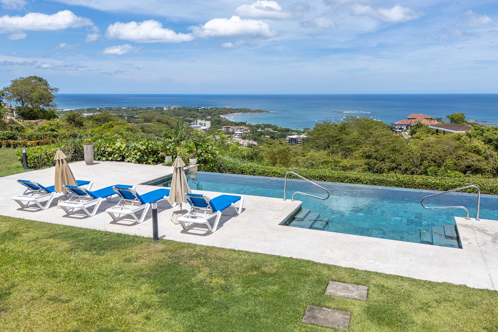 Piscina B-6 La Vista La Vista B6: A Fully Customized Ocean-View Condo in Tamarindo